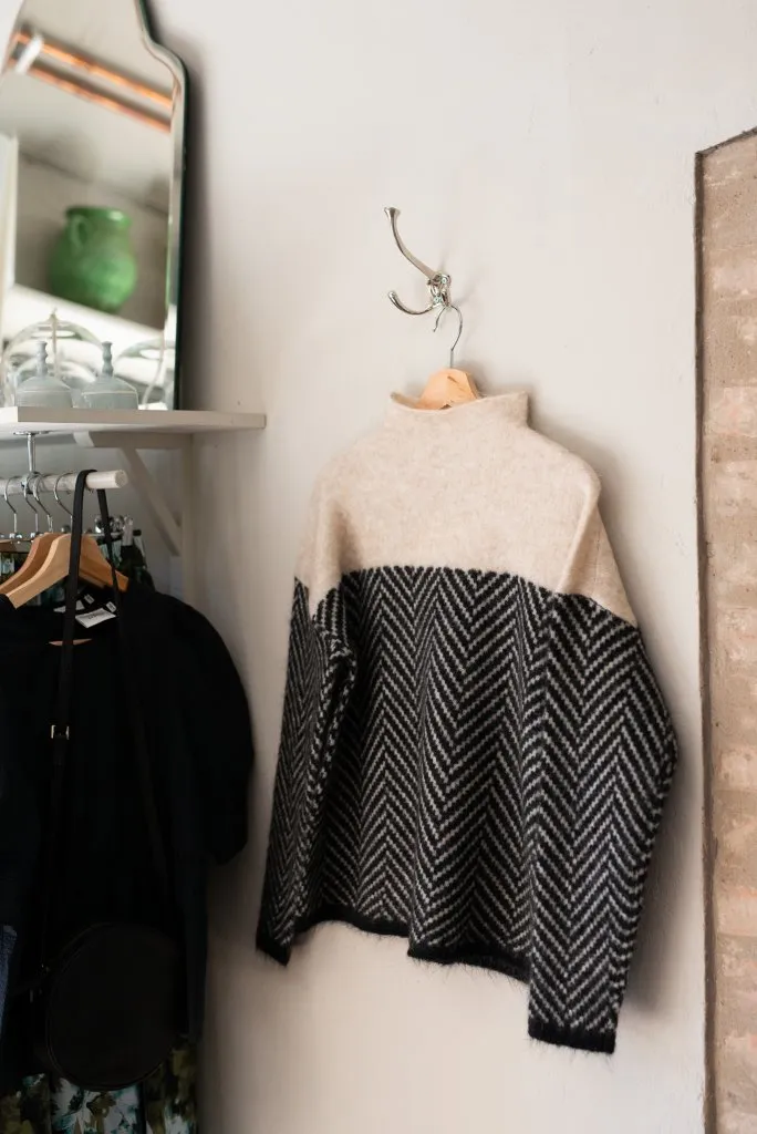 Beiger Zweifarbiger Rollkragenpullover – Clara