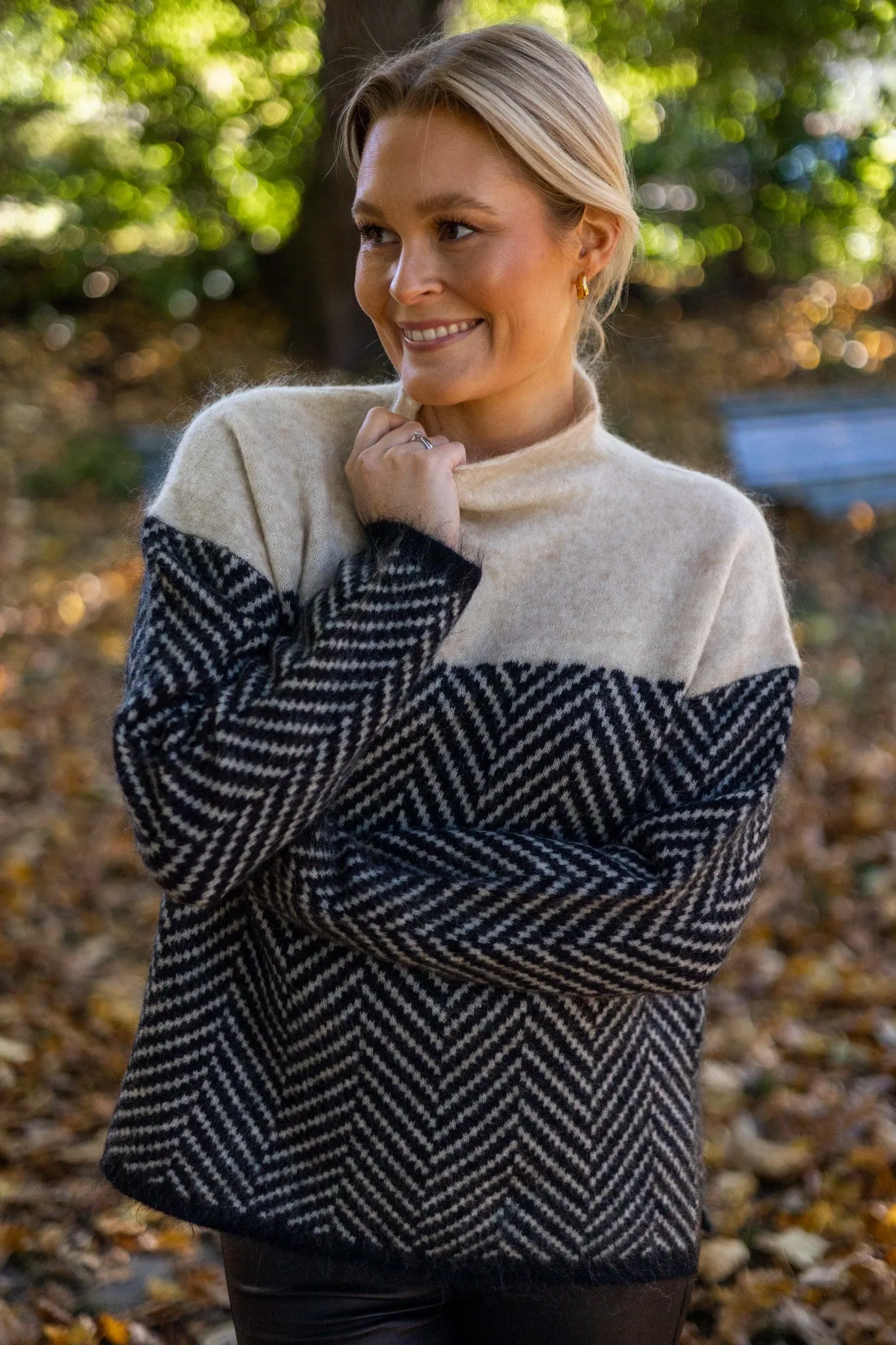 Beiger Zweifarbiger Rollkragenpullover – Clara